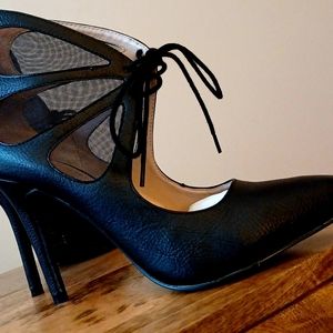 8.5 BLACK MADISON LACE UP MESH PUMPS